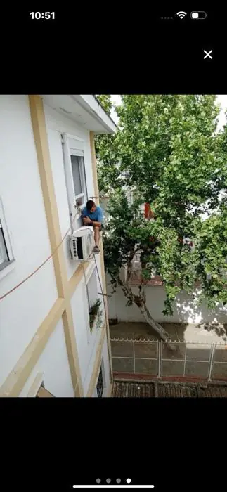 Técnico instalando climatizador en fachada de edificio en Córdoba