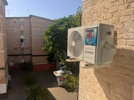 Unidad exterior de aire acondicionado Climatric instalada en fachada en Córdoba — Instalaciones Tomás