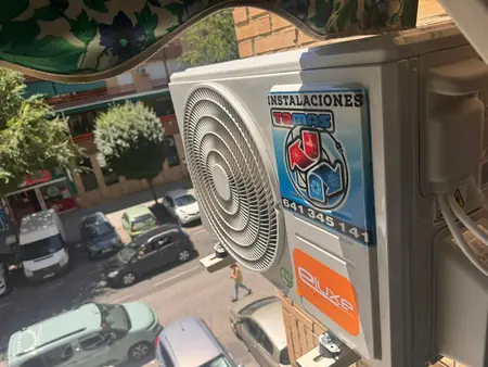 Unidad exterior Eluxe instalada en balcón — Instalaciones Tomás